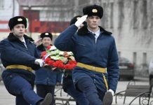 В Сасове в День Неизвестного Солдата возложили цветы и венки к монументу «Скорбящей матери»