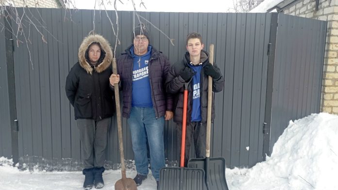 Сасовские молодогвардейцы помогли убрать снег на участке семьи участника СВО 2
