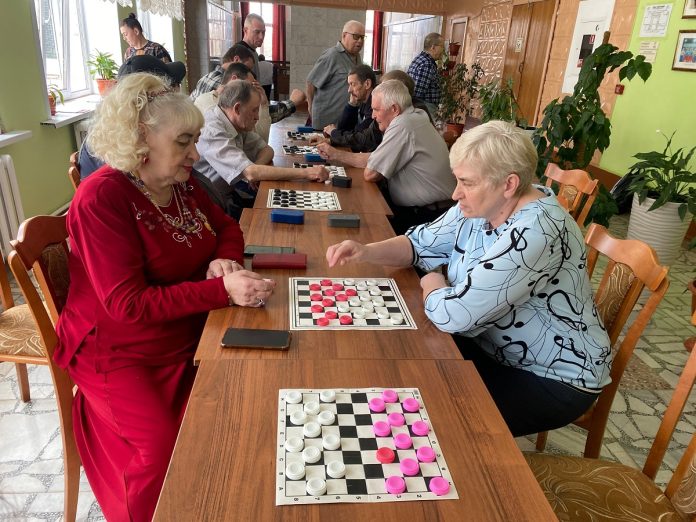 В Сасове для старшего поколения прошёл турнир по шашкам (2)