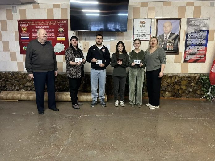 В Сасове студентам и педагогам вручили знаки ГТО (1)