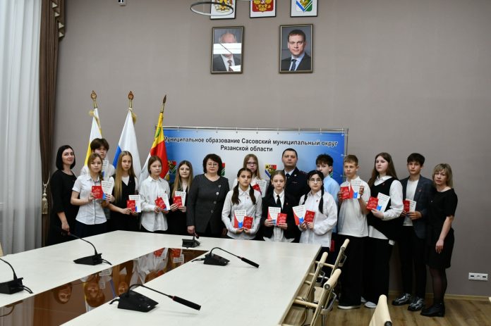 Тринадцать сасовских юношей и девушек получили паспорта