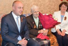 В Сасовском округе вице-губернатор Артем Бранов поздравил участника Великой Отечественной войны
