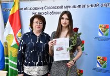 Жительница Сасова Виктория Выборова получила ключи от собственной квартиры