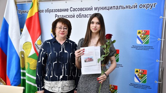 Жительница Сасова Виктория Выборова получила ключи от собственной квартиры