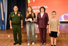 В Сасове детям участников СВО вручили нагрудные знаки «Мой папа-Герой»