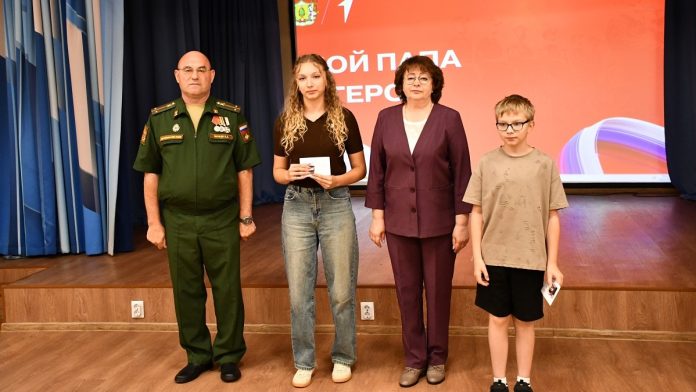В Сасове детям участников СВО вручили нагрудные знаки «Мой папа-Герой» (1)